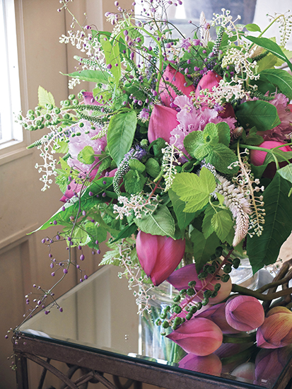 夏のアレンジにぜひ取り入れたい和の花「ハス」。つぼみから花托まで