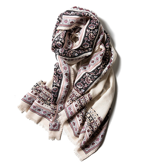 上品な色づかいが優美な「エトロ」の限定クリスマスショール