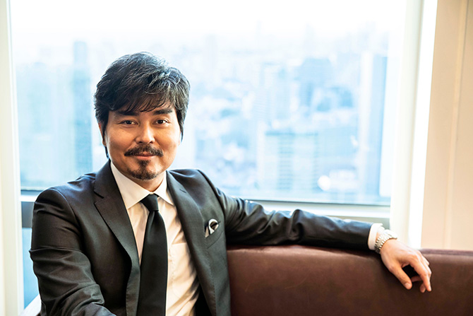 映画『水上のフライト』で陽気なカヌーのコーチ役に挑戦した小澤征悦さん