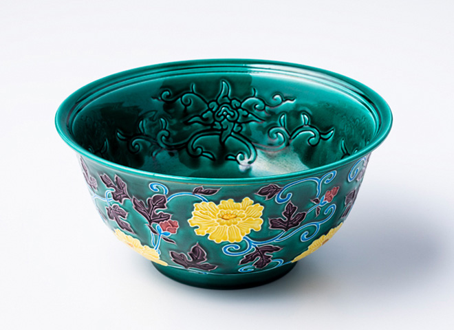 青交趾 牡丹唐草鉢 当代香齋 作 | 家庭画報.com｜“素敵な人”のディレクトリ