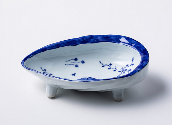 染付 海老の絵鮑型向付 当代香齋 作 | 家庭画報.com｜“素敵な人”の