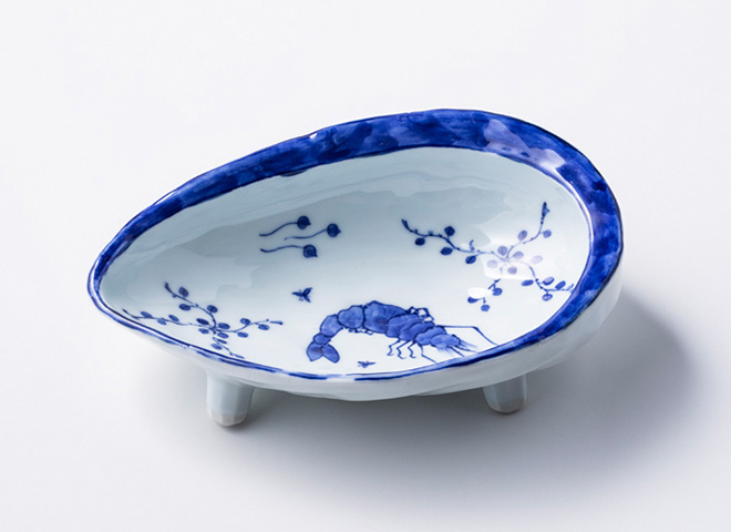 染付 海老の絵鮑型向付 当代香齋 作 | 家庭画報.com｜“素敵な人”の