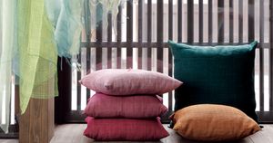 美しき“日本の色”をインテリアに。植物だけで染められた「染司よしおか」のインテリアアイテム